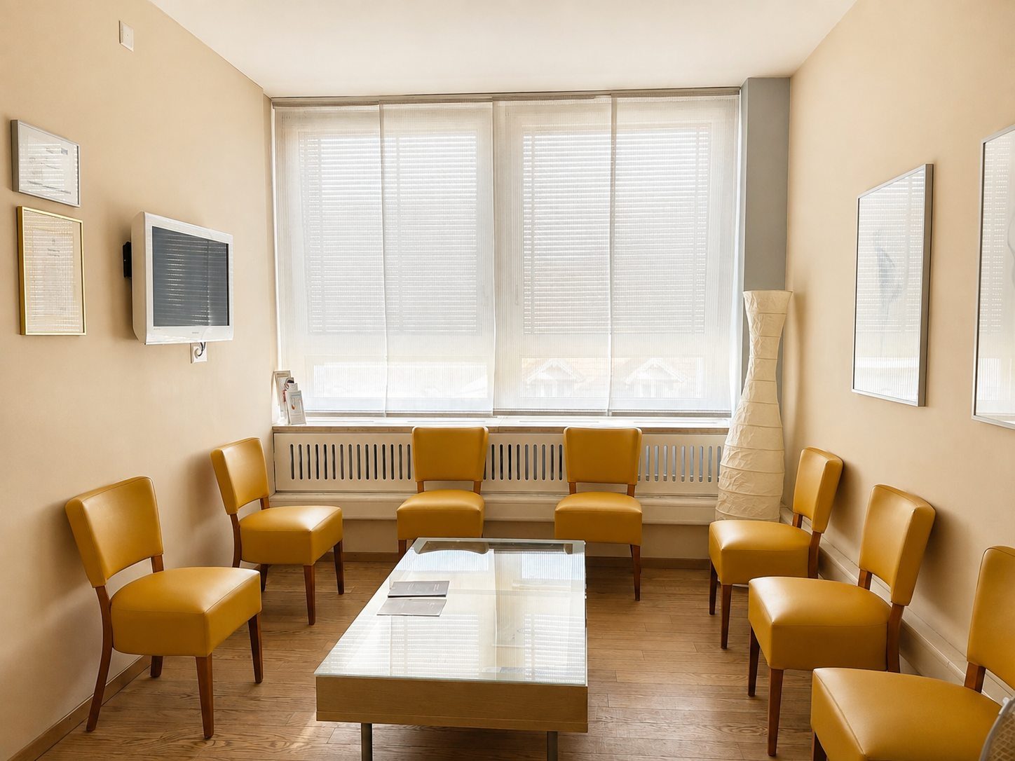 Salle d'attente spacieuse et lumineuse avec jeux pour enfants